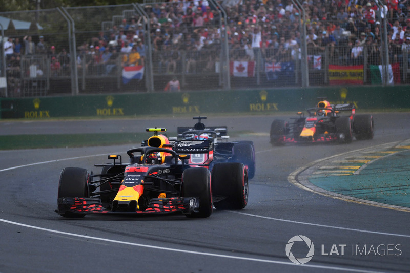 Max Verstappen, Red Bull Racing RB14 spin atıyor
