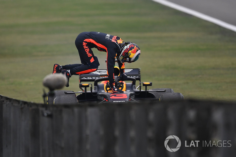 Даніель Ріккардо, Red Bull Racing, зупинився на трасі