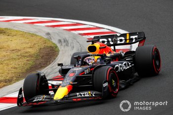 Verstappen wint vermakelijke GP van Hongarije vanaf tiende startplek
