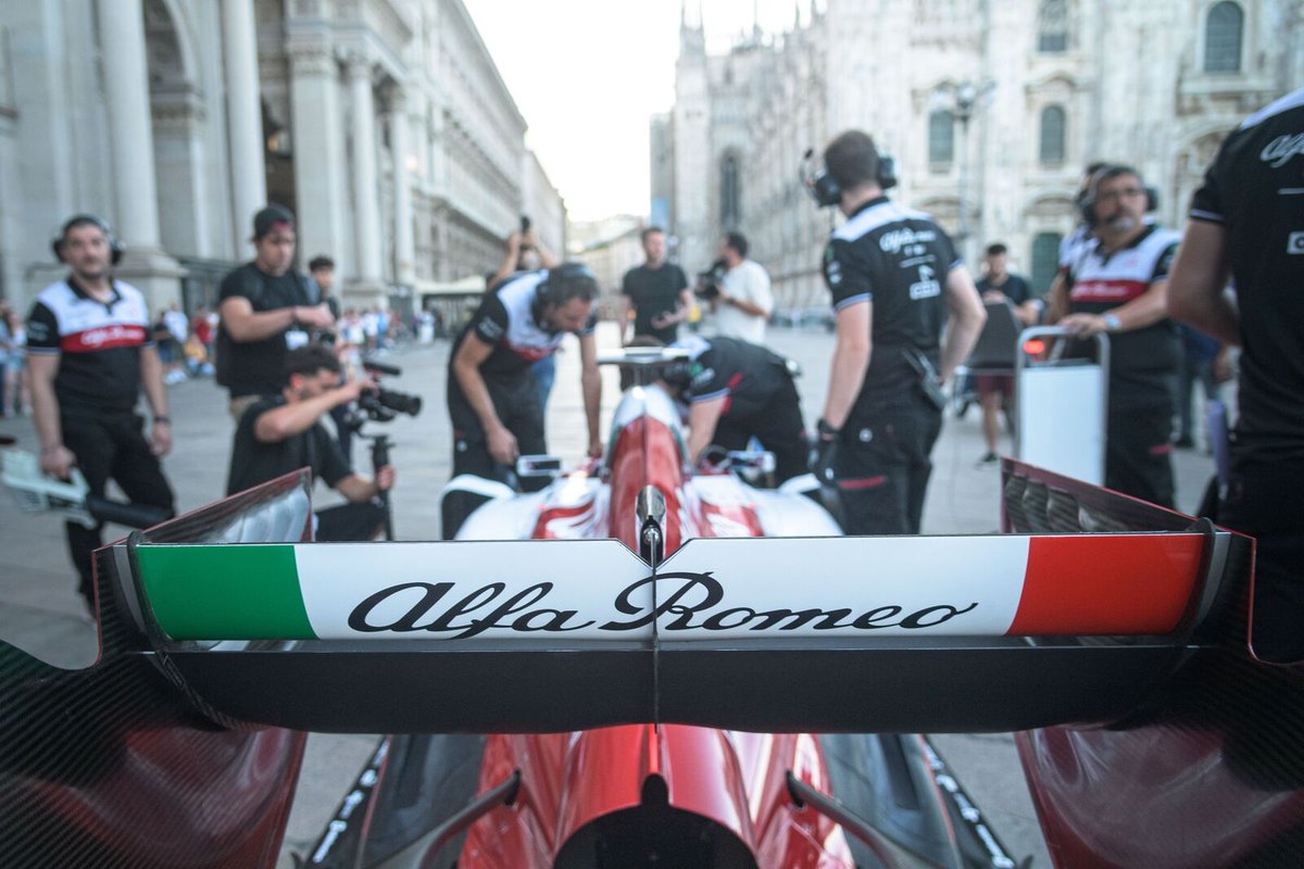 Valtteri Bottas ha rodado en Milán con los colores de Alfa Romeo en el Sauber C33
