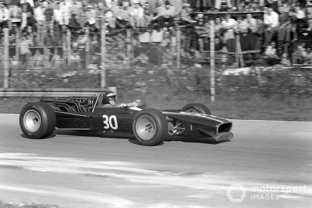 Jochen Rindt beraksi dengan Cooper T86 bermesin Maserati di GP Italia 1967.