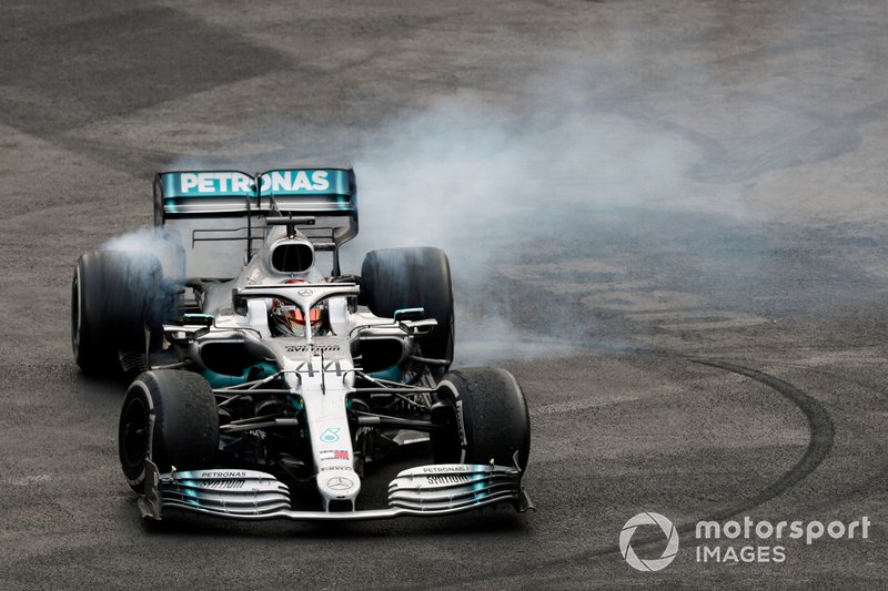 Lewis Hamilton, Mercedes AMG F1 W10, ilk sıra, yarış sonrası donut yapıyor