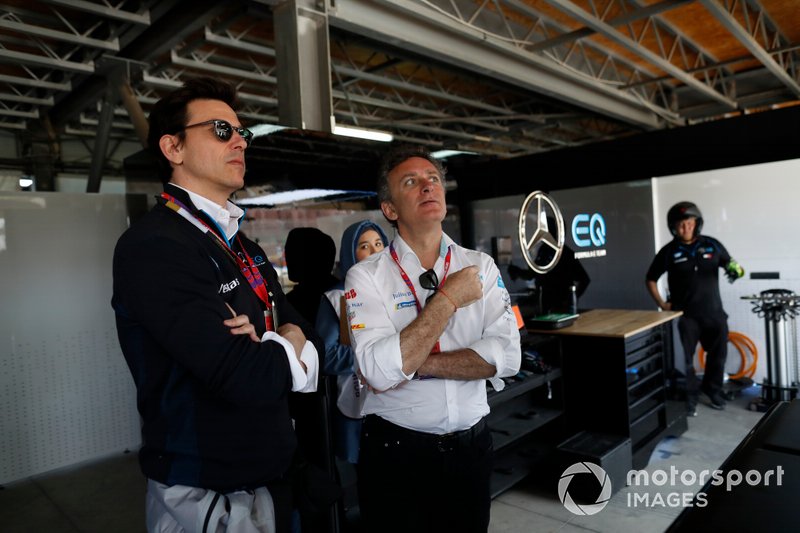CEO Formula E, Alejandro Agag, bersama Prinsipal Tim Mercedes-AMG Petronas, Toto Wolff (kiri) dalam sebuah kesempatan.
