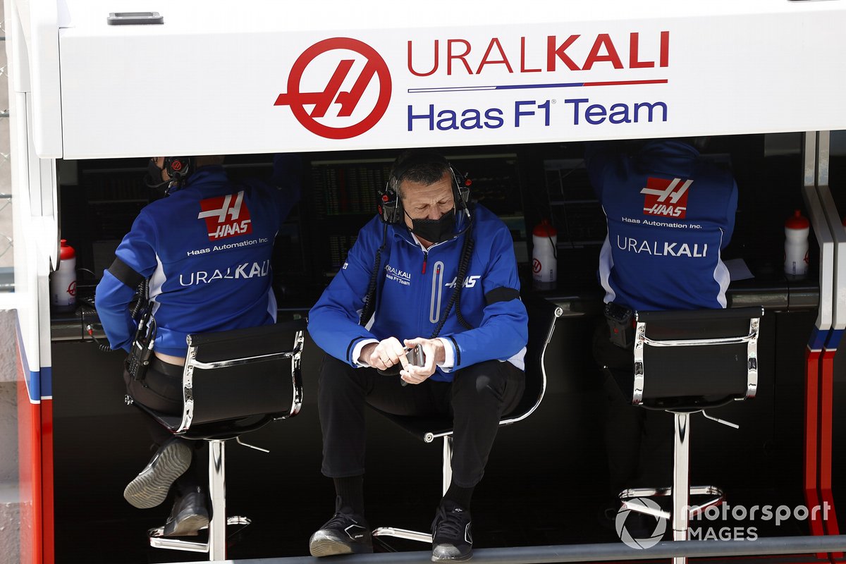 Guenther Steiner, Team Principal, Haas F1, sur le muret des stands