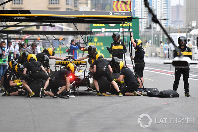 Carlos Sainz Jr., Renault Sport F1 Team R.S. 18 pit stop