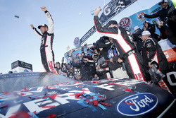 Yarış galibi Clint Bowyer, Stewart-Haas Racing, Ford Fusion Haas Automation Demo Day