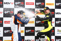 Podyum: Yarış galibi Linus Lundqvist, Double R, 2. Nicolai Kjaergaard, Carlin, 3. Kush Maini, Lanan Racing