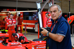 Giorgio Piola works in the F1 pitlane
