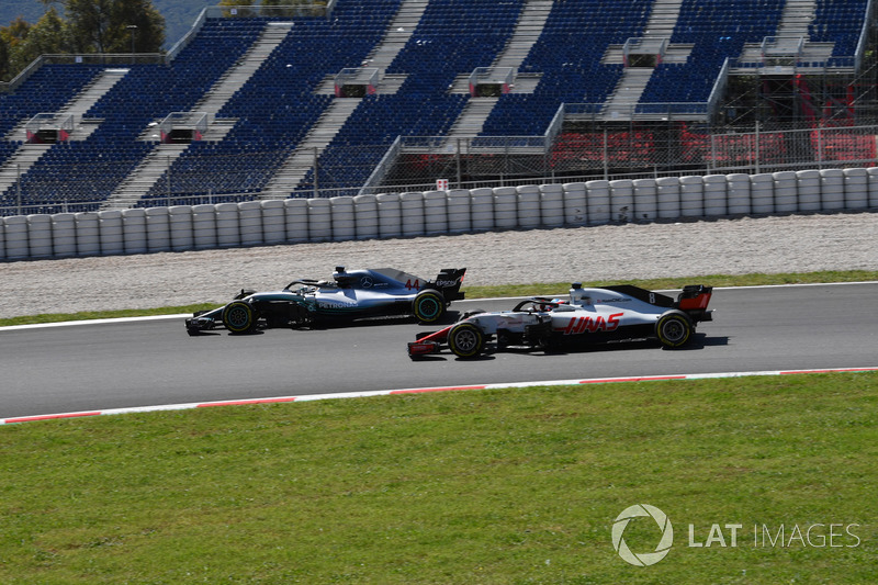 Льюіс Хемілтон, Mercedes-AMG F1 W09, та Ромен Грожан, Haas F1 Team VF-18