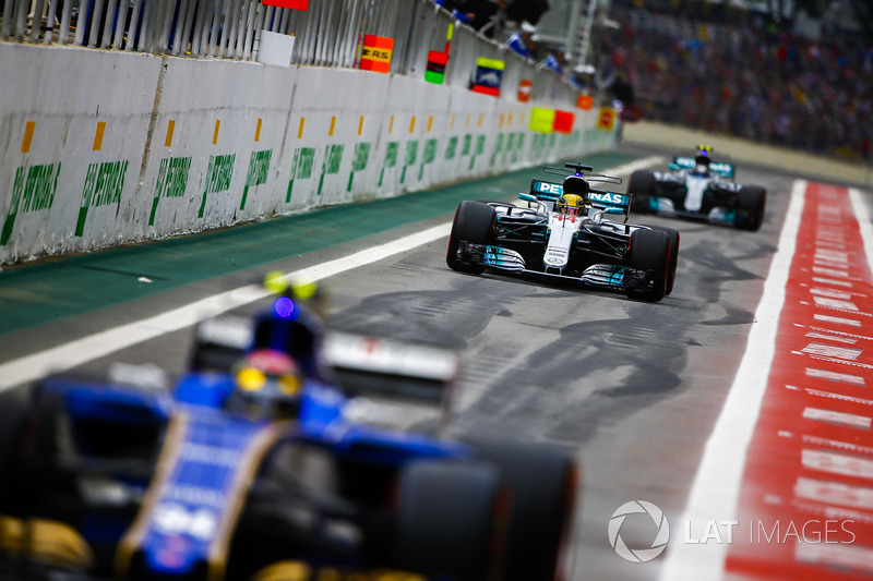 Pascal Wehrlein, Sauber C36, Lewis Hamilton, Mercedes AMG F1 W08, Valtteri Bottas, Mercedes AMG F1 W