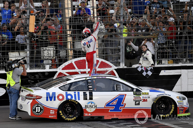 Race winner Kevin Harvick, Stewart-Haas Racing Ford