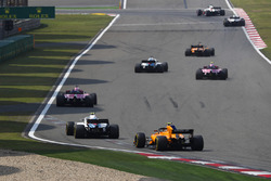 Фернандо Алонсо, McLaren MCL33, Лэнс Стролл, Williams FW41, Эстебан Окон и Серхио Перес, Sahara Forc