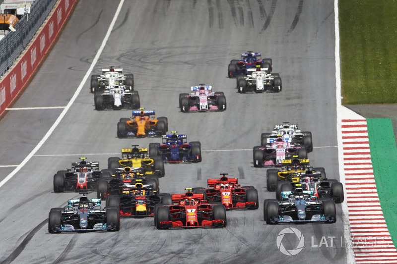 Lewis Hamilton, Mercedes AMG F1 W09, Sebastian Vettel, Ferrari SF71H, Valtteri Bottas, Mercedes AMG F1 W09, race side by side towards the first corner