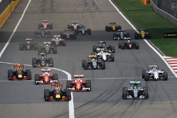 Daniel Ricciardo, Red Bull Racing RB12 en Nico Rosberg, Mercedes AMG F1 Team W07 bij de start