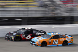 Clint Bowyer, Stewart-Haas Racing Ford, Ricky Stenhouse Jr., Roush Fenway Racing Ford