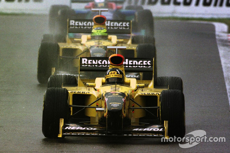 Damon Hill leidt het veld voor Ralf Schumacher