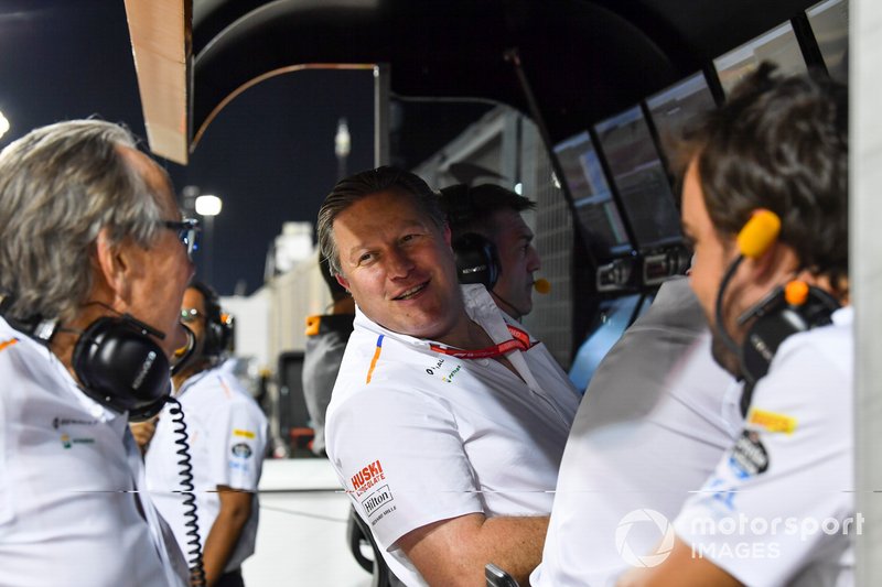 Mansour Ojjeh, copropriétaire de McLaren, Zak Brown, directeur exécutif de McLaren, et Fernando Alonso, au muret des stands de McLaren durant les qualifications