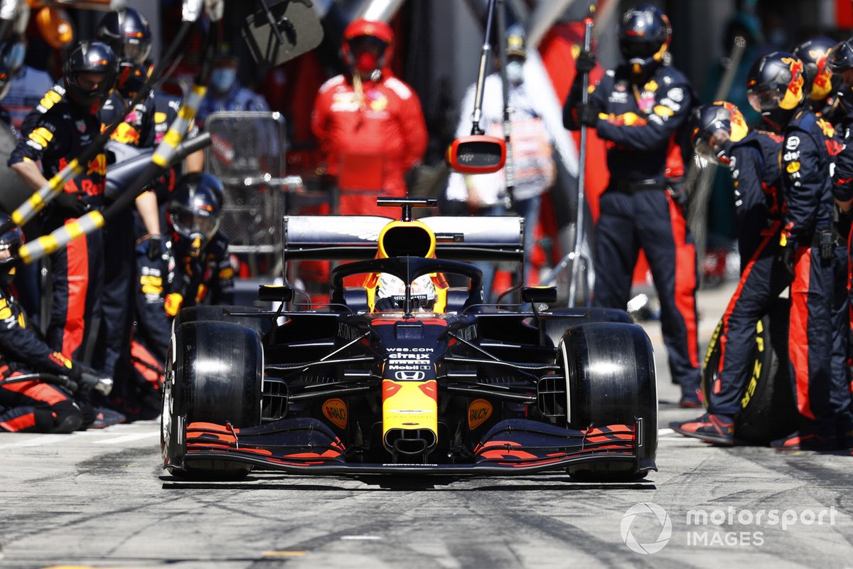 Max Verstappen, Red Bull Racing RB16, returns to the pits and retires from the race
