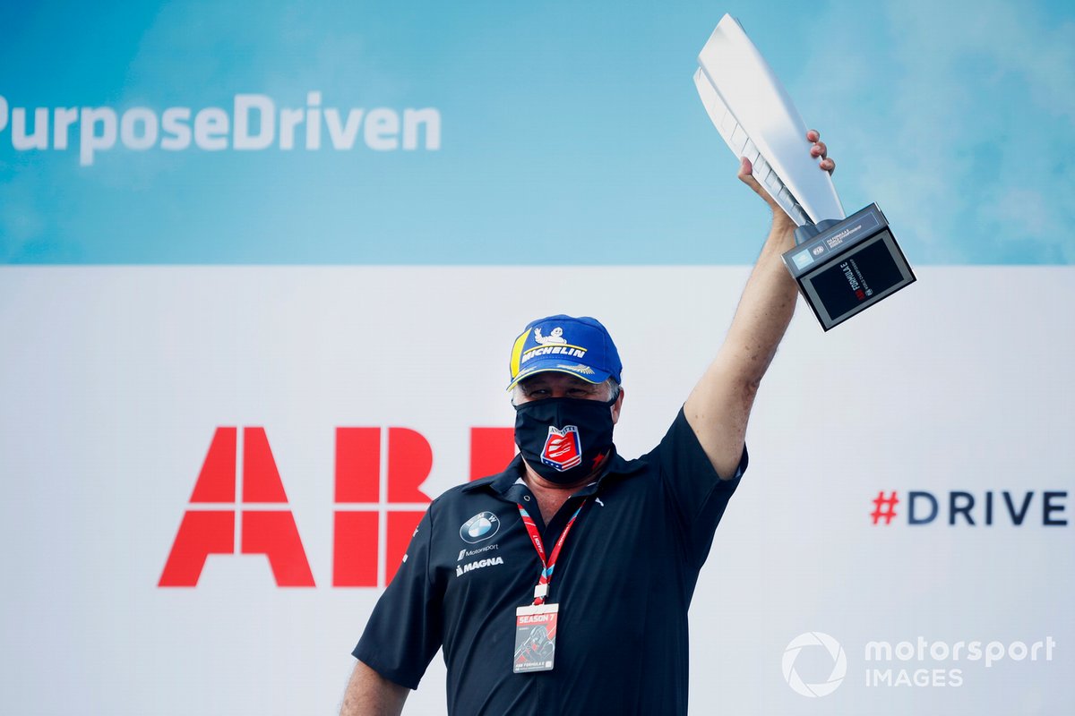Michael Andretti, pemilik tim BMW I Andretti Motorsports, di podium merayakan trofi yang diraih skuadnya dalam Formula E.