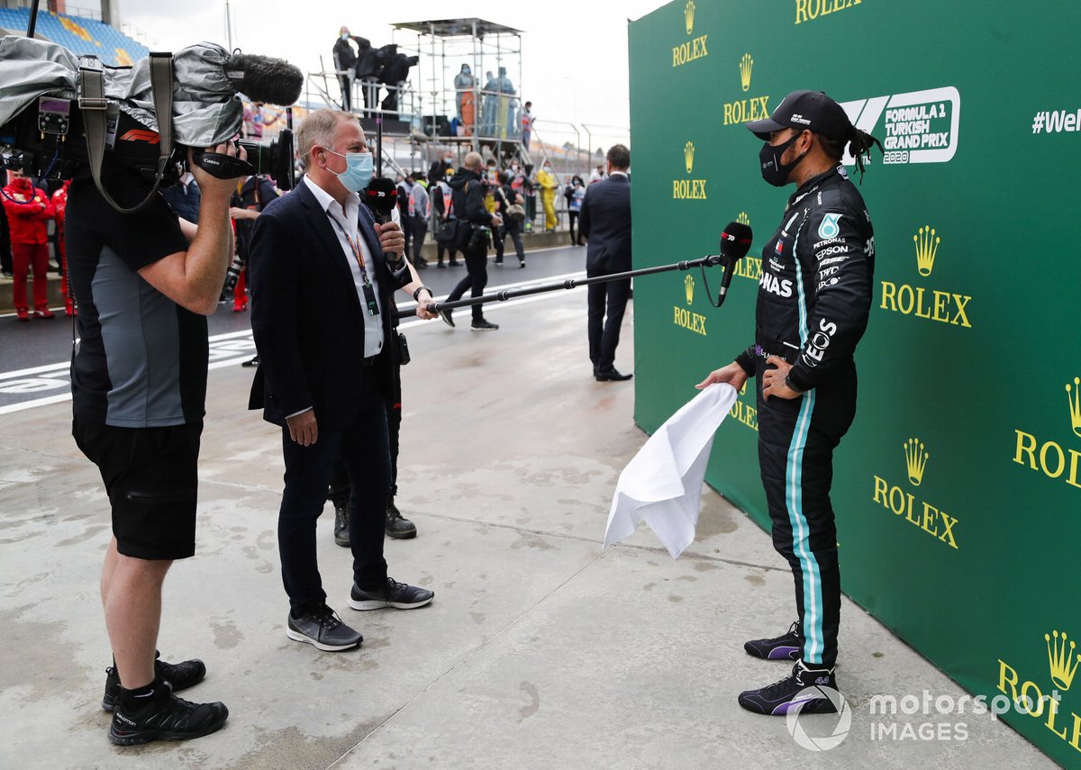 Martin Brundle, Sky TV, mewawancarai Lewis Hamilton, Mercedes-AMG F1, setelah membawa gelar juara dunia ketujuh F1