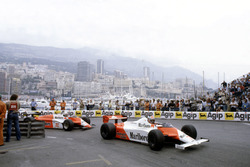 John Watson, McLaren MP4/1B-Ford Cosworth vor Andrea de Cesaris, Alfa Romeo 182