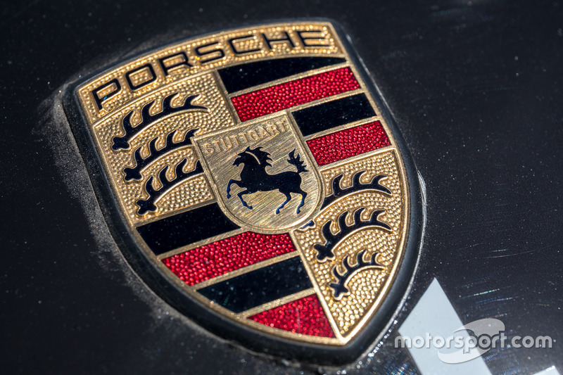 El logo de Porsche.