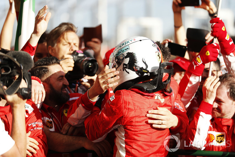 Sebastian Vettel, Ferrari SF71H, festeggia la vittoria nel parco chiuso