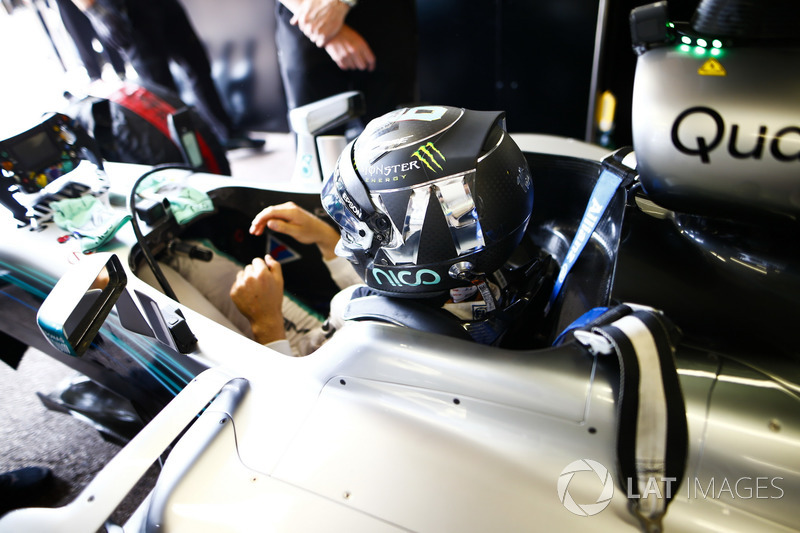 L'ex Campione del Mondo, Keke Rosberg e il figlio Nico Rosberg, si preparano per fare un giro del circuito al volante delle loro monoposto iridate
