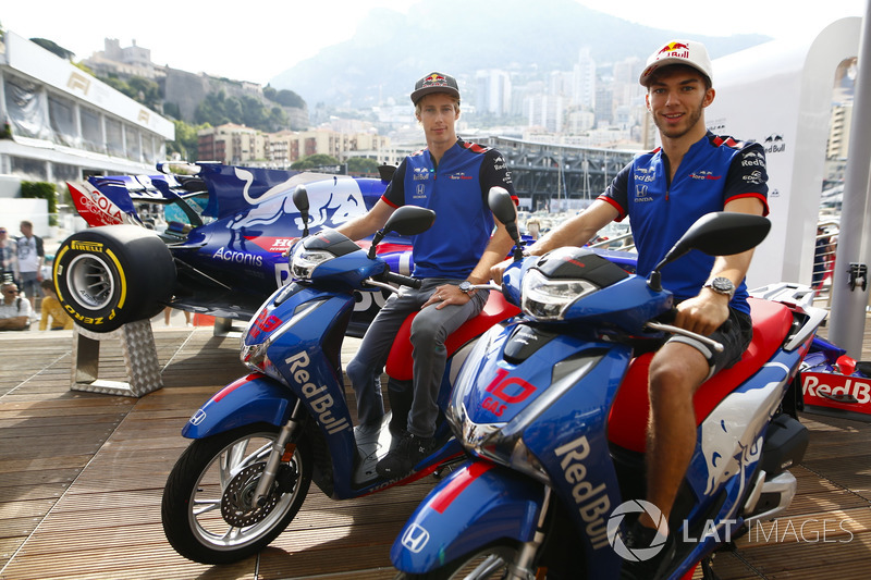 Pierre Gasly, Toro Rosso, posa con Brendon Hartley, Toro Rosso, con motocicletas Honda