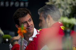 Руководитель Mercedes AMG F1 Тото Вольф и руководитель Ferrari Маурицио Арривабене