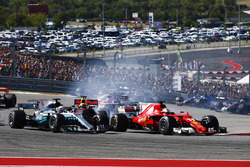 Lewis Hamilton, Mercedes AMG F1 W08, Sebastian Vettel, Ferrari SF70H startta pozisyon mücadelesinde