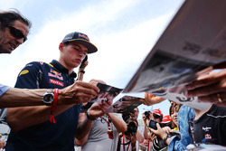 Max Verstappen, Red Bull Racing deelt handtekeningen uit