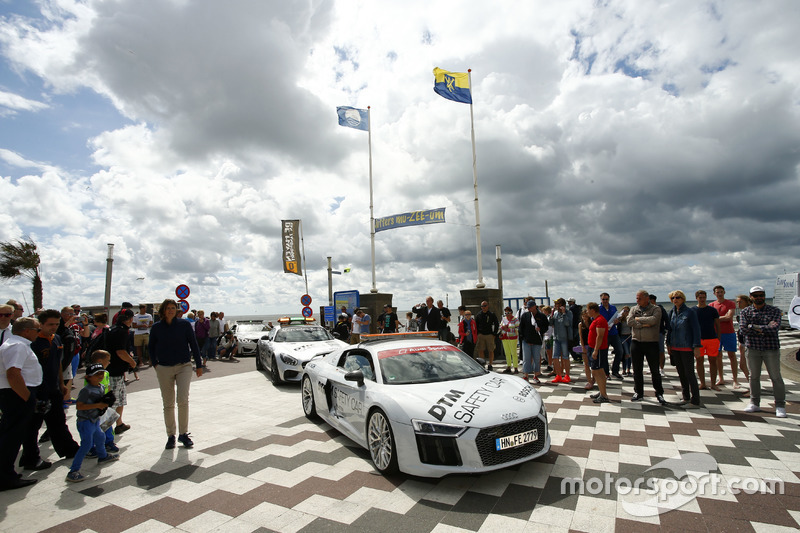 De safety cars gaan in parade over de boulevard