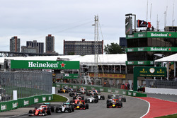 Sebastian Vettel, Ferrari SF16-H vor Nico Rosberg, Mercedes AMG F1 W07; Lewis Hamilton, Mercedes AMG