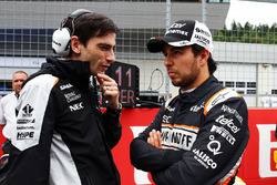 Sergio Perez, Sahara Force India F1; Tim Wright, Sahara Force India F1 Team, Renningenieur