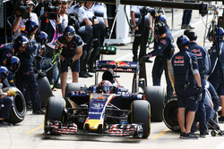 Daniil Kvyat, Scuderia Toro Rosso STR11 oefent een pitstop