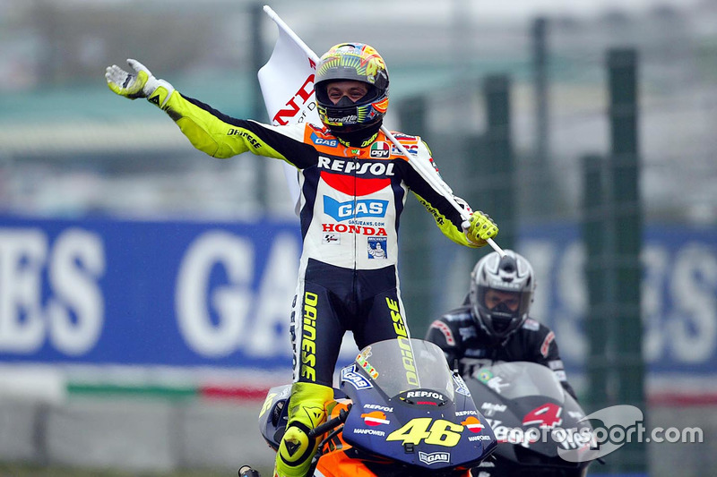 <img src="http://cdn-1.motorsport.com/static/custom/car-thumbs/MOTOGP_2017/RIDERS_NUMBERS/Rossi.png" width="55" /> #14 GP del Giappone 2002