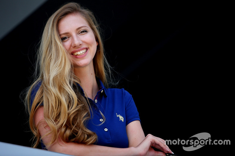 Chica en el paddock