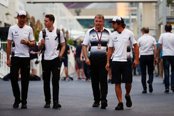 Jenson Button, McLaren met Stoffel Vandoorne, McLaren reserverijder, en Fernando Alonso, McLaren