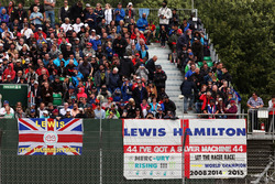 Cartelloni e bandiere per Lewis Hamilton, Mercedes AMG F1