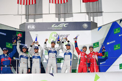 Подіум GTE PRO: переможці #67 Ford Chip Ganassi Racing Team UK Ford GT: Енді Пріоль, Гаррі Тінкнелл,