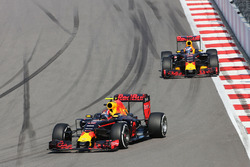 Daniil Kvyat, Red Bull Racing RB12 e Daniel Ricciardo, Red Bull Racing RB12