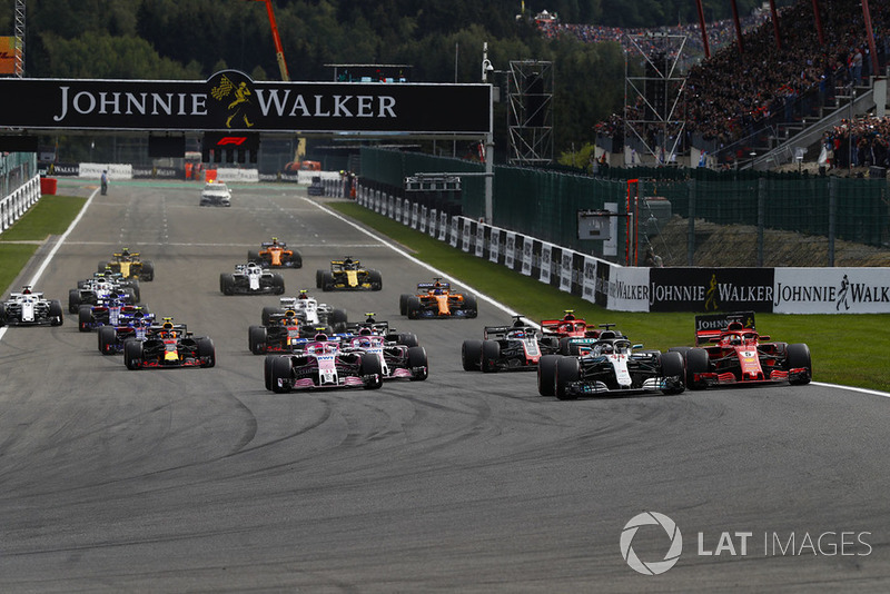 Lewis Hamilton, Mercedes AMG F1 W09, devant Sebastian Vettel, Ferrari SF71H, Esteban Ocon, Racing Point Force India VJM1, Sergio Perez, Racing Point Force India VJM11, Romain Grosjean, Haas F1 Team VF-18, et Kimi Raikkonen, Ferrari SF71H, au départ