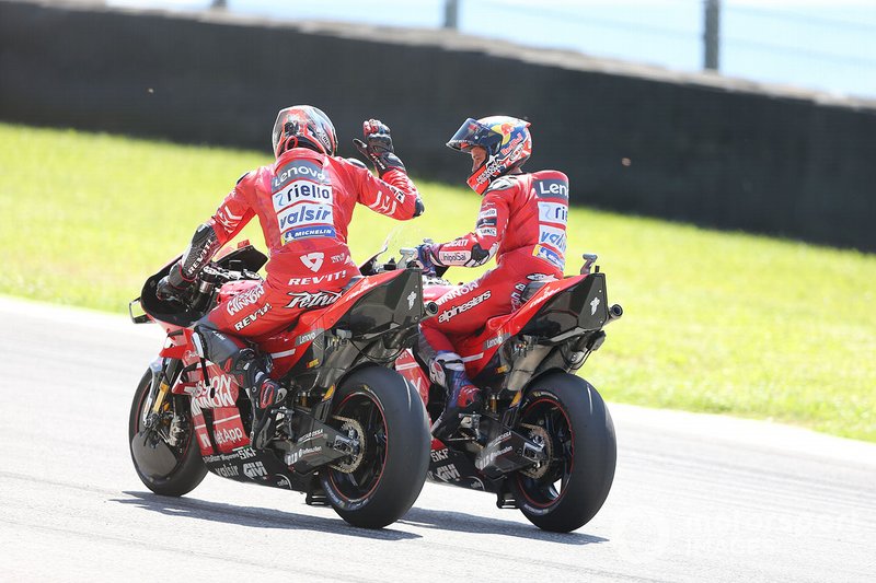 Dovizioso feliciteert teamgenoot Danilo Petrucci na zijn overwinning tijdens de GP van Italië.