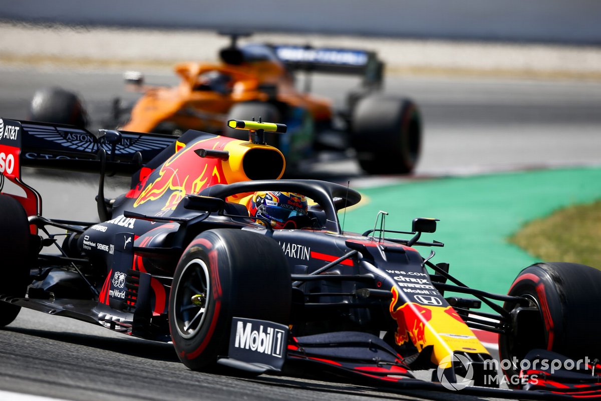 Alex Albon, Red Bull Racing RB16, leads Carlos Sainz Jr., McLaren MCL35