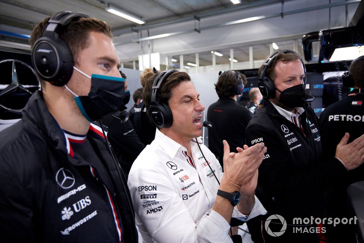 Stoffel Vandoorne, Mercedes-AMG F1 reserve coureur, en Toto Wolff, Team Principal en CEO, Mercedes-AMG, in de garage