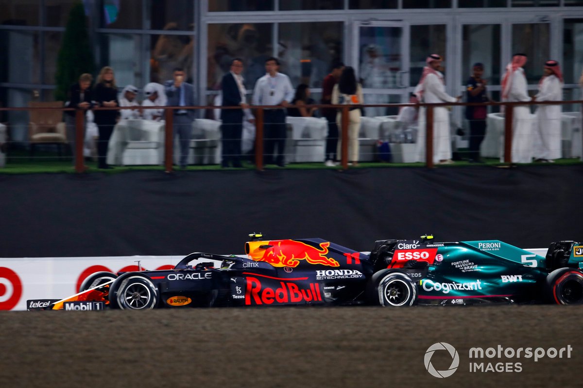 Sergio Perez, Red Bull Racing RB16B, Sebastian Vettel, Aston Martin AMR21