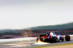 Carlos Sainz Jr, Scuderia Scuderia Toro Rosso STR12 kıvılcım saçıyor