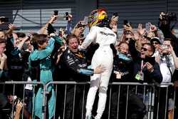 Sieger Lewis Hamilton, Mercedes AMG F1, feiert im Parc Ferme mit dem Team