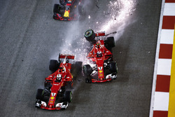 Startcrash: Kimi Raikkonen, Ferrari SF70H hits Sebastian Vettel, Ferrari SF70H, Max Verstappen, Red